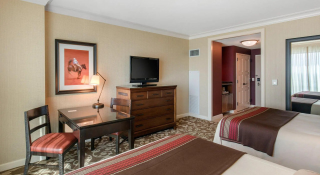 Четырёхместный номер Premier Omni Fort Worth Hotel