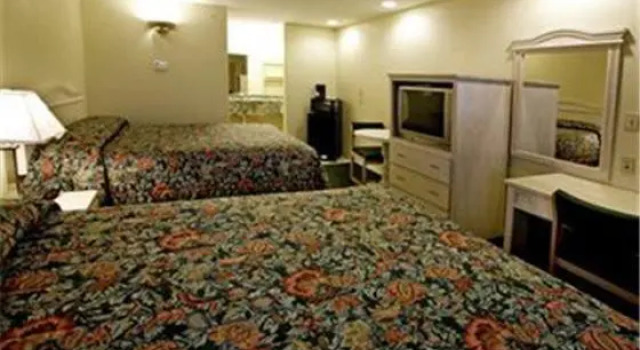 Четырёхместный номер Standard Riviera Inn and Suites