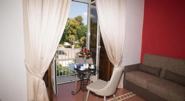 Трёхместный номер Standard с видом на сад B&B Napolimilionaria Foria 242