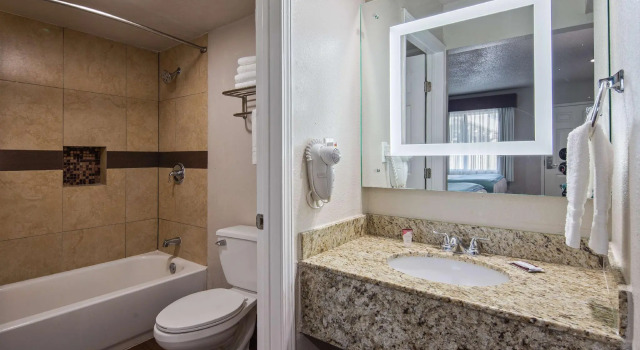 Четырёхместный номер Standard Spanish Trails Inn - Laredo Hotel