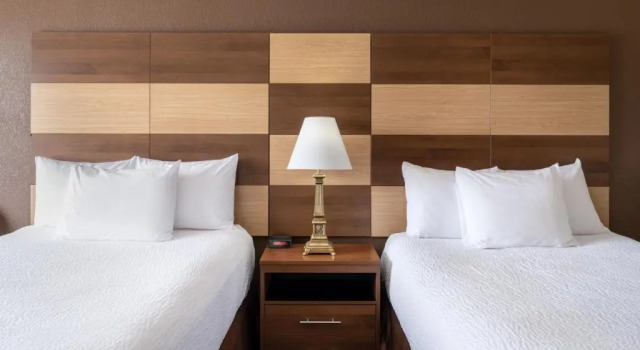 Четырёхместный номер Standard AmericInn by Wyndham Cedar Rapids North