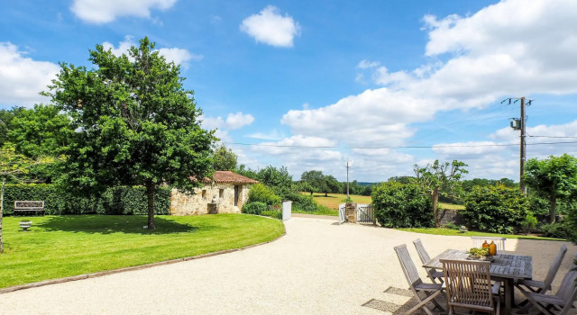 Holiday Home Saint-Laurent Pool Retreat, Забронировать Отель Сен-Лоран-де-ла-Саль 