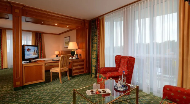 Полулюкс The Monarch Hotel