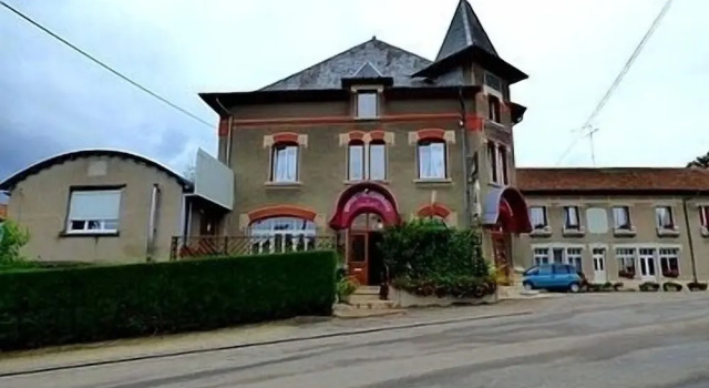 Hôtel-Restaurant du Commerce, Boek Hotel Hotels in Meuse met parkeren, Parkeren
