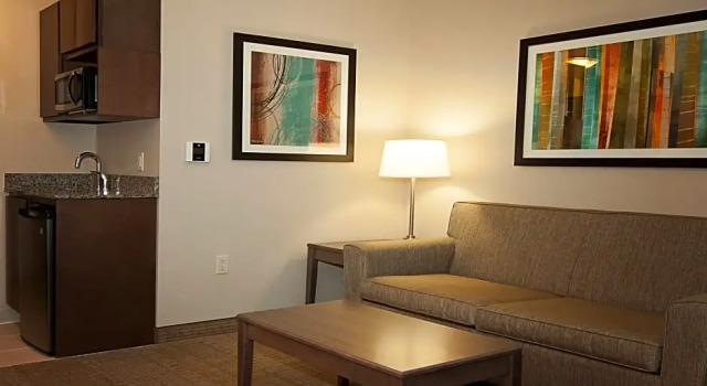 Четырёхместный люкс Holiday Inn Express Hotel & Suites Wichita Northeast by IHG