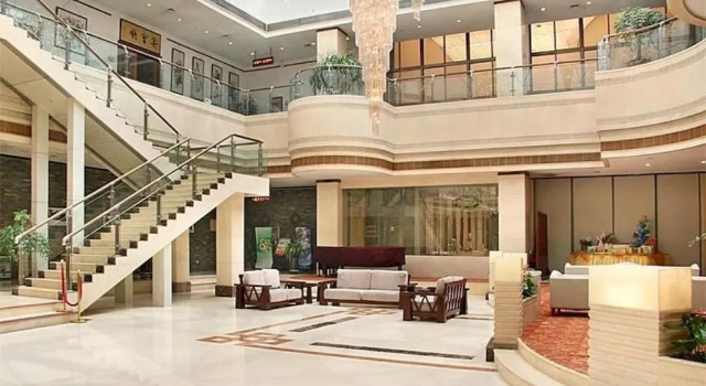 East Hotel Shandong, Забронировать Отель Бизнес-отели Шаньдун, 4* 5*