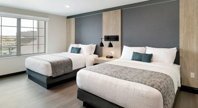 Четырёхместный люкс с балконом ClubHouse Hotel & Suites Rapid City