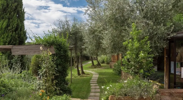 Spacious Apartment in a Beautiful Location With Pool and Tennis Court, Peace and Privacy