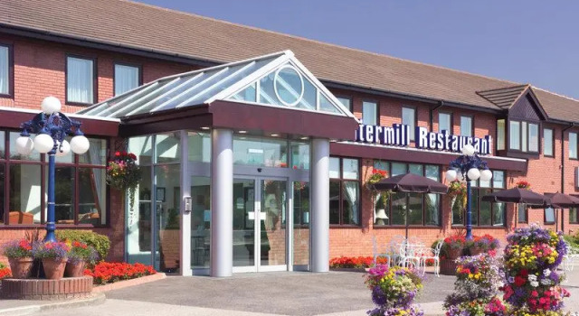 Кровать в общем номере Best Western Plus Milford Hotel