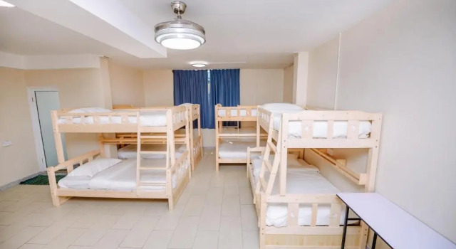 Кровать в общем номере SemRock Hotel