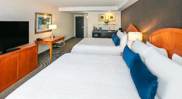 Четырёхместный номер Standard Cambridge Suites Hotel Halifax