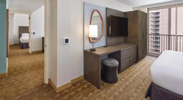 Люкс с 2 комнатами с видом на бассейн Embassy Suites by Hilton Waikiki Beach Walk