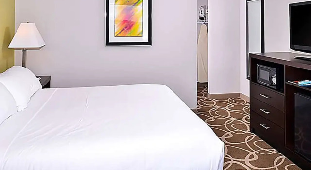 Двухместный номер Standard Elimwood Hotel, a Ramada by Wyndham