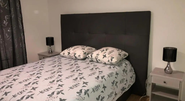 Apparemment 003, Book Hotel Mantes-la-Jolie 