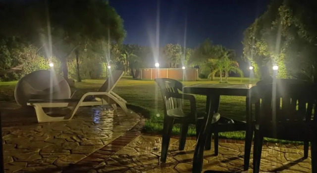 Коттедж с 2 комнатами Casa vacanze a 50 mt dal mare con ampio giardino e parcheggio privato