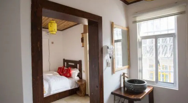 Семейный люкс с балконом Tianjia Courtyard Inn