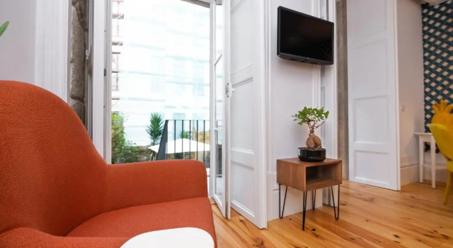 Low Cost Parking - Private Garden - Almada 392, Забронировать Отель Cedofeita / Santo Ildefonso / Se / Miragaia / Sao Nicolau e Vitoria Порту, рядом с Lapa Metro Station