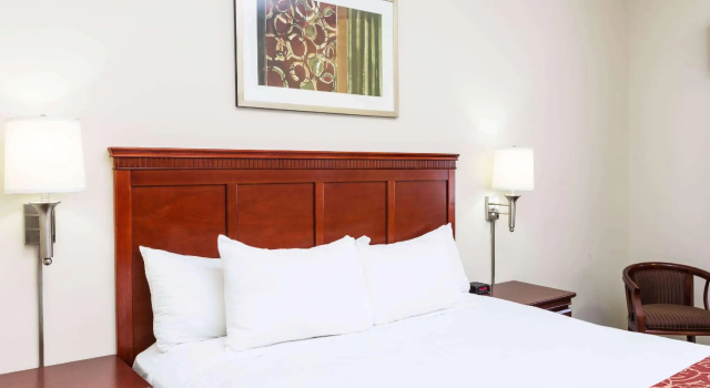 Двухместный номер Standard Days Inn by Wyndham Santa Monica