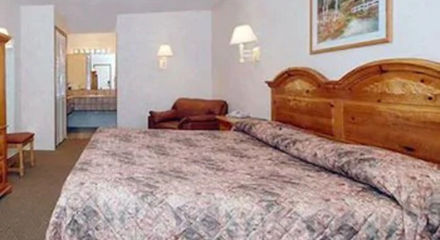 Econo Lodge Fredericksburg, Забронировать Мини-отель Мотели Фредериксберг, рядом с Художественная галерея Whistle Pik, Мотель