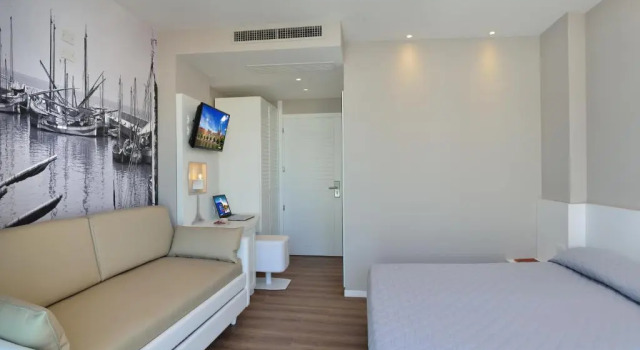 Четырёхместный номер Economy Embassy Hotel & Spa