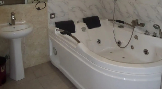 Люкс Royal с 2 комнатами с видом на внутренний двор Parkview Hotel Abuja