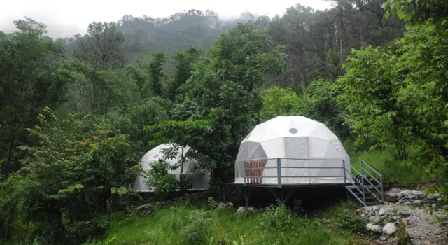 Glamping Tales by the Riverside - Luxury Geodesic Domes & Tents, Забронировать Кемпинг Отели Bhowāli с парковкой, Парковка