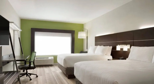 Четырёхместный номер Standard Holiday Inn Express Hotel & Suites Canton by IHG