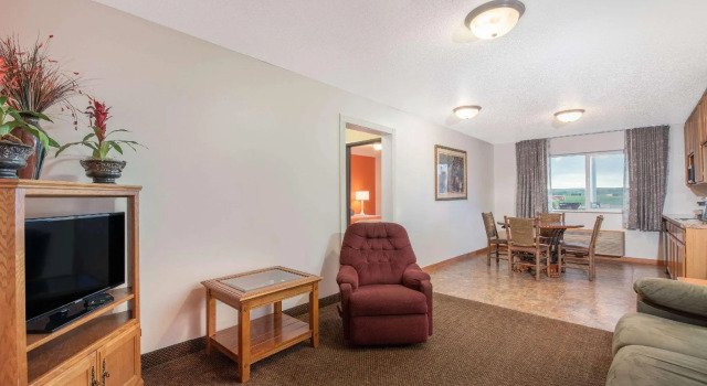 Двухместный люкс c 1 комнатой Howard Johnson by Wyndham Oacoma Hotel & Suites
