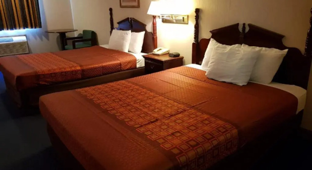 Четырёхместный номер Standard Denison Inn and Suites