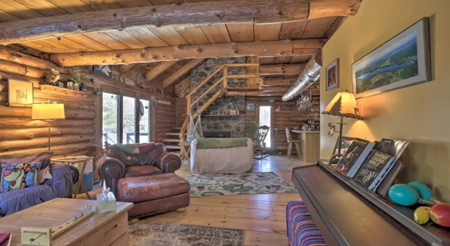 Cabin: Private Hot Tub, Walk to Pats Peak Ski Area, Забронировать Дом для отпуска Хенникер 