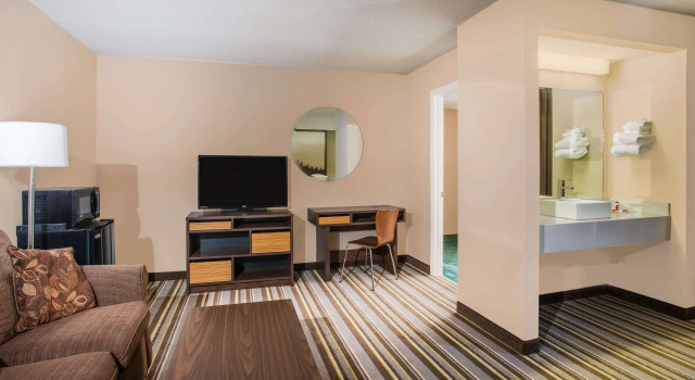 Super 8 by Wyndham Sevierville Riverside, Забронировать Мини-отель Отели Севьервилл с бассейном, рядом с Гольф-клуб Eagle's Landing, Бассейн