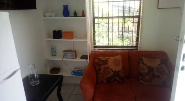 Henrietta's Seaview Studio, Book Hotel Pigeon Island Monchy