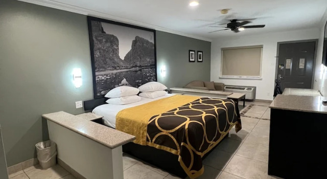 Двухместный люкс с балконом Super 8 by Wyndham McAllen-La Plaza Mall-Downtown