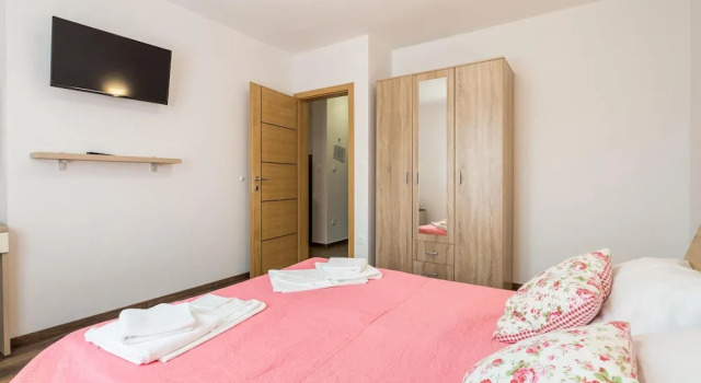 Awesome Apartment in Banjol With 2 Bedrooms, Wifi and Outdoor Swimming Pool, Prenota Appartamento Hotel a Isole Quarnerine con parcheggio, Parcheggio