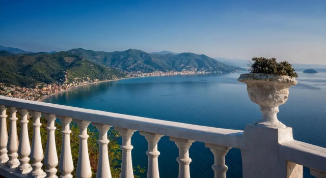 Serena 1 Amazing Sea View, Забронировать Апартаменты/квартира Отели Алассио с парковкой, рядом с Alassio tourist's port, Парковка