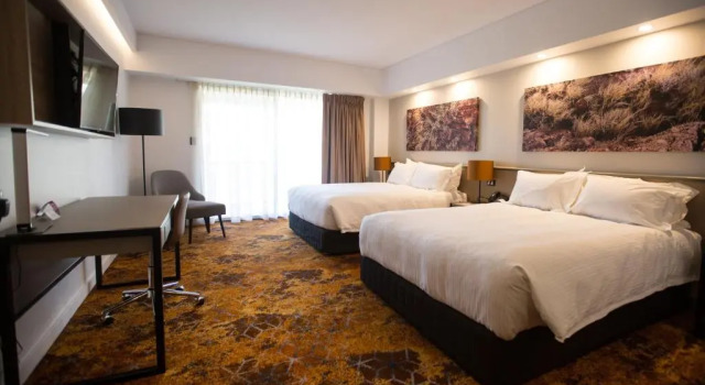 Четырёхместный номер Deluxe Crowne Plaza Alice Springs Lasseters by IHG