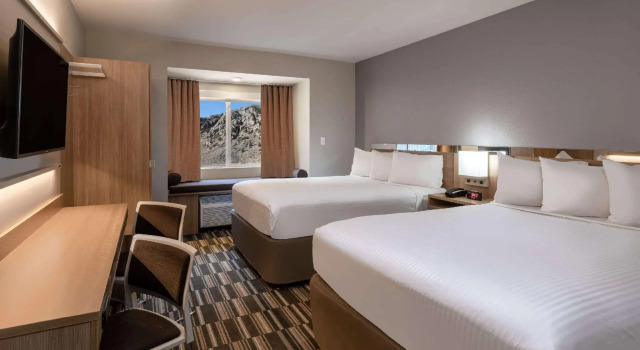 Четырёхместный номер Standard Microtel Inn & Suites by Wyndham Georgetown Lake