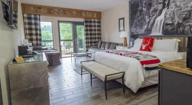 Двухместный люкс с балконом и с видом на озеро Chetola Resort