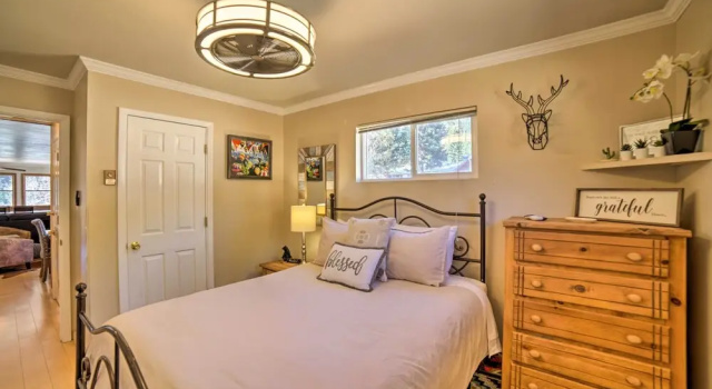 Апартаменты Walkable Location! Mtn-view Condo in Red River