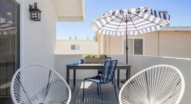 Surfrider II by Avantstay Walk to the Beach + Balcony, Забронировать Апартаменты/квартира Апартаменты Ньюпорт-Бич, рядом с Balboa Peninsula Beaches, Апартаменты/квартира