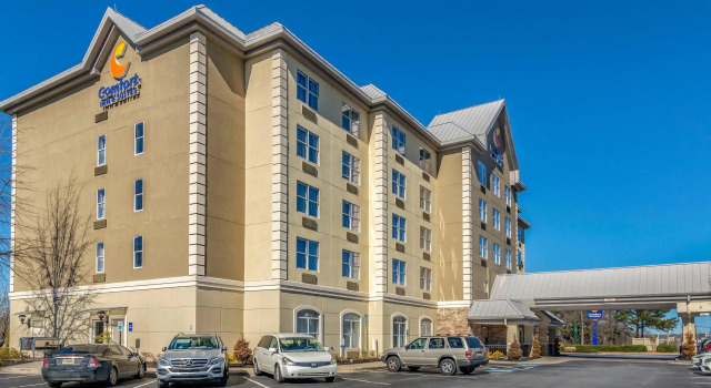 Comfort Inn & Suites near Six Flags