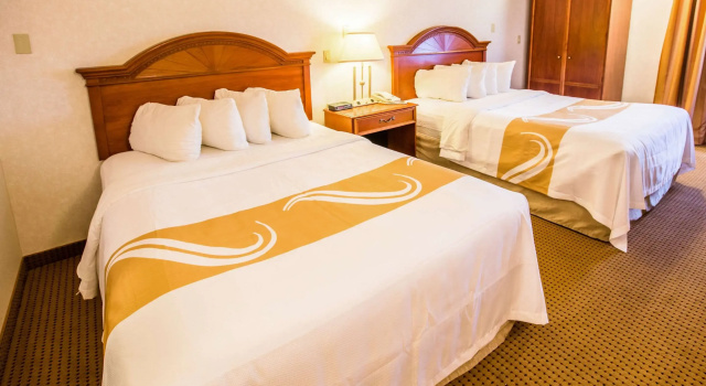 Четырёхместный номер Standard Quality Inn & Suites University