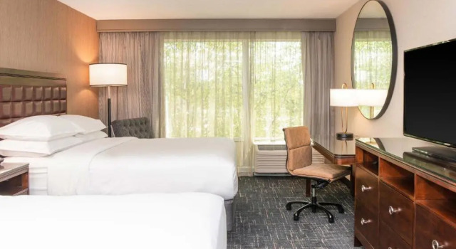 Четырёхместный номер Standard Sheraton Ann Arbor Hotel