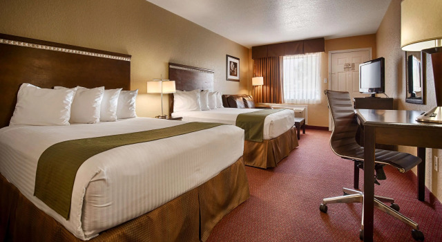 Четырёхместный номер Standard SureStay Hotel by Best Western Floresville