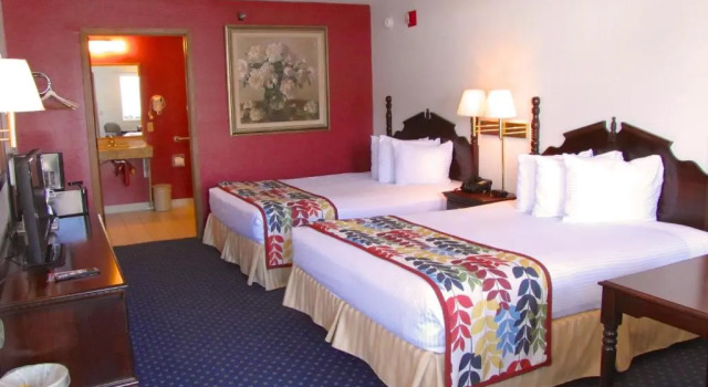 Четырёхместный номер Standard Dutton Inn