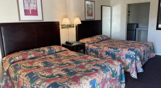 Четырёхместный номер Standard Columbus Motor Inn