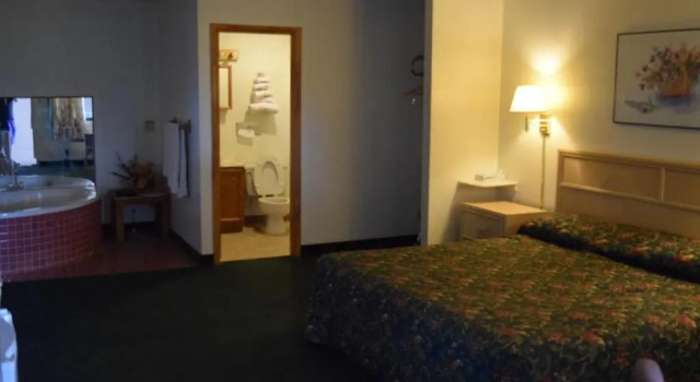 Трёхместный номер Standard Travelers Inn & Suites