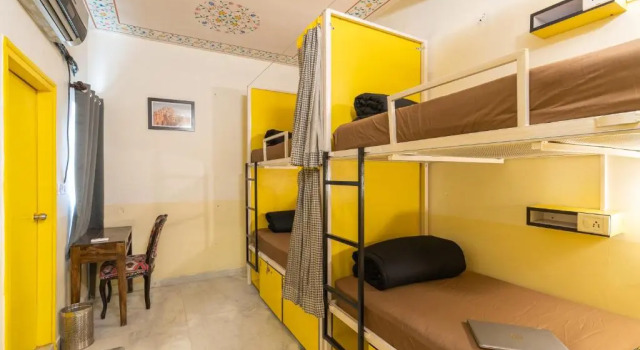Кровать в общем номере The Hosteller Jaipur, MI Road