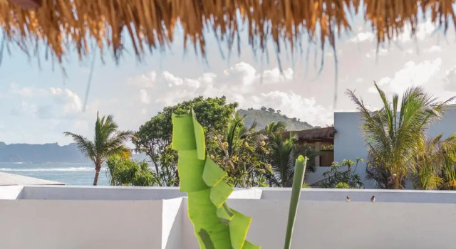 Полулюкс Amber Lombok Beach Resort