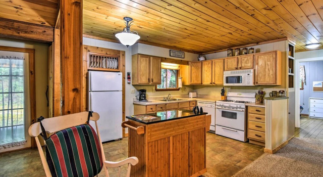 Коттедж Robbinsville Cabin w/ Deck: 3 Mi to Fontana Lake!